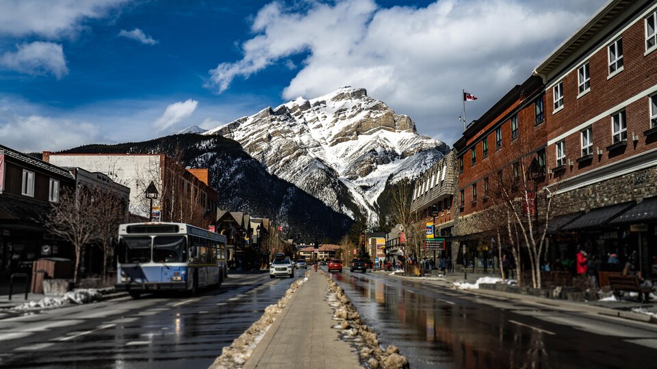 Le centre-ville de Banff regorge de boutiques et de restaurants.