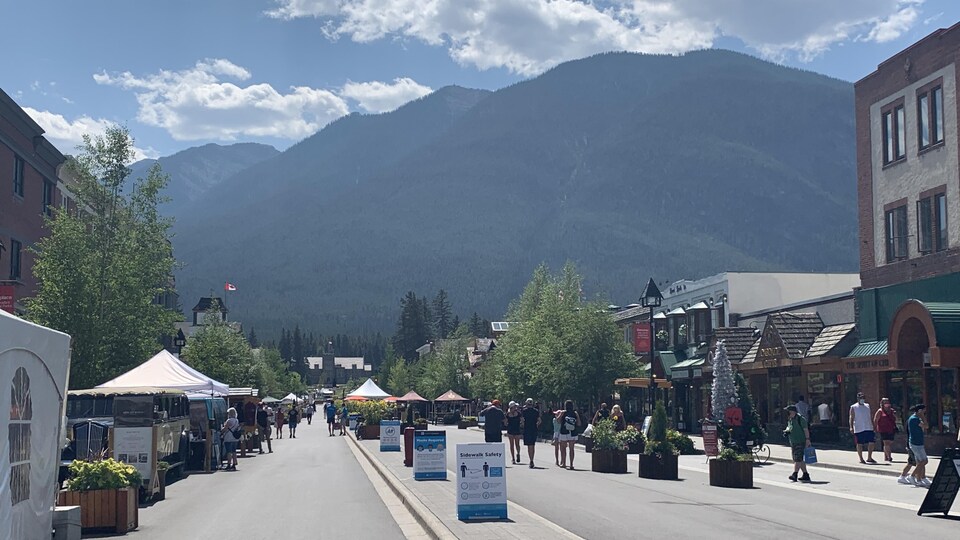 La rue centrale à Banff, avec des panneaux indiquant les mesures de distanciation à respecter.