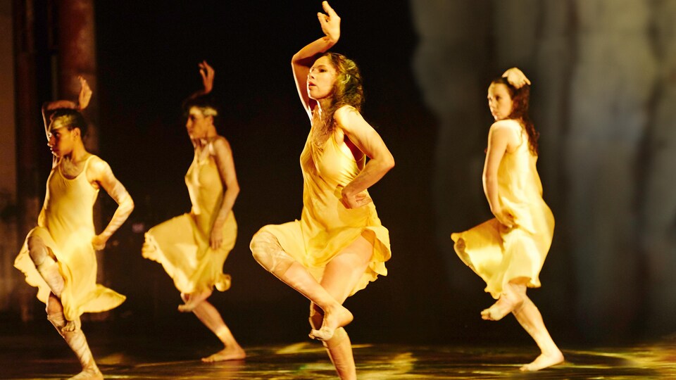 Des danseuses s'exécutent sur scène. Elles font partie de la compagnie aborigène d'Australie Bangarra Dance Theatre.