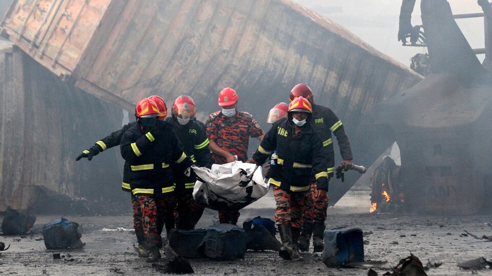 Firefighters carried the body of the fire victim.