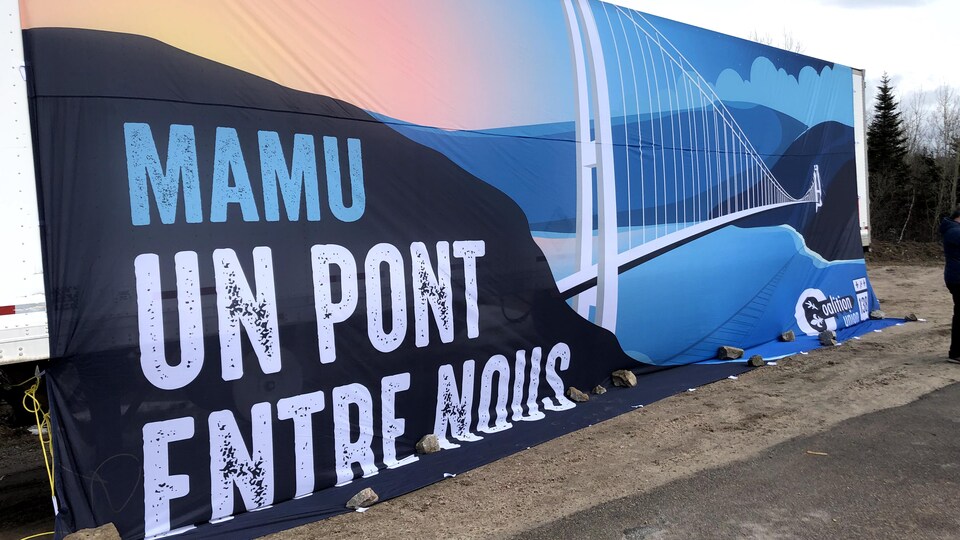 Une bannière porte la mention « Mamu, un pont entre nous ».