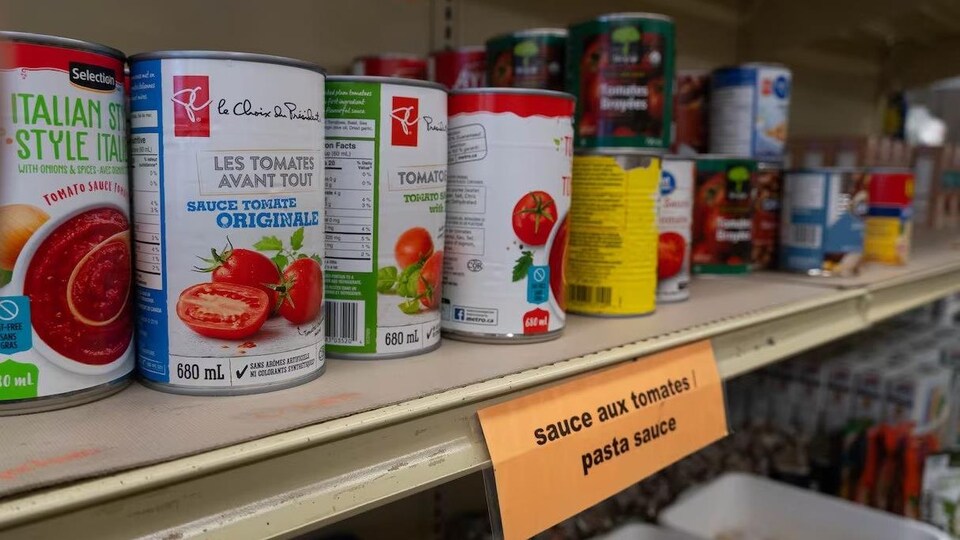Une étagère de tomates en conserve.