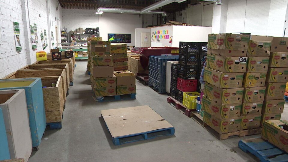 Des boîtes remplies de denrées sont entassées dans un long couloir à la banque alimentaire et le centre d'apprentissage de Saskatoon.