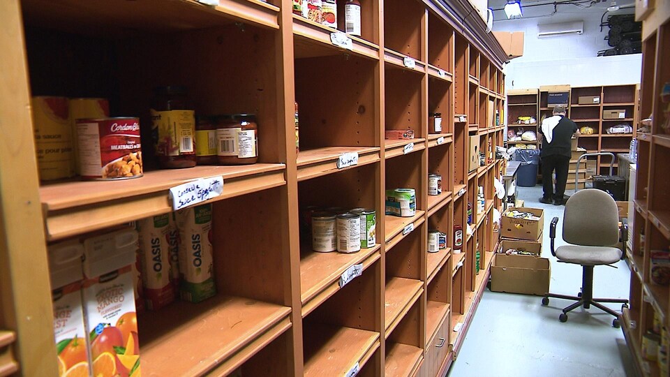 Des tablettes sur lesquelles on retrouve des aliments dans une banque alimentaire.