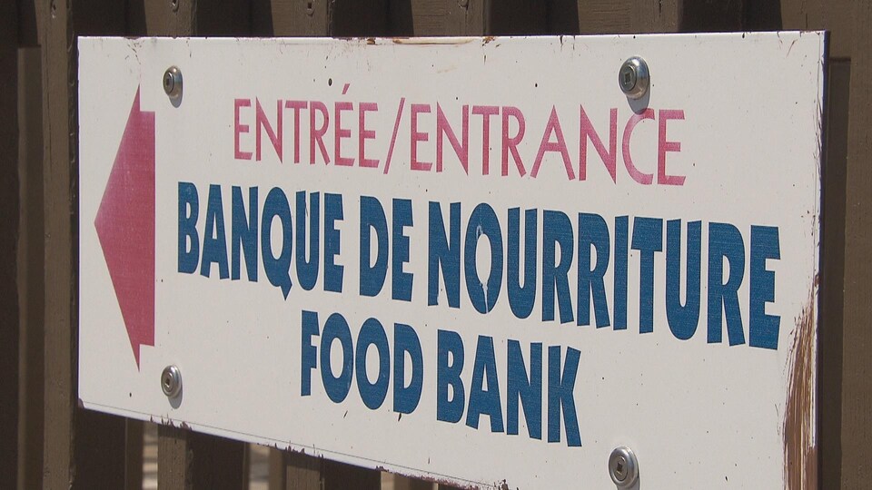 Une affiche indiquant l'entrée d'une banque de nourriture.