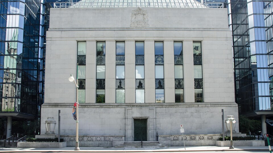 La façade du bâtiment de la Banque du Canada.