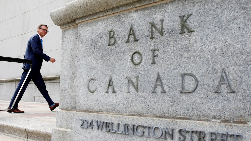 Le gouverneur Tiff Macklem entrant dans l'édifice de la Banque du Canada à Ottawa.