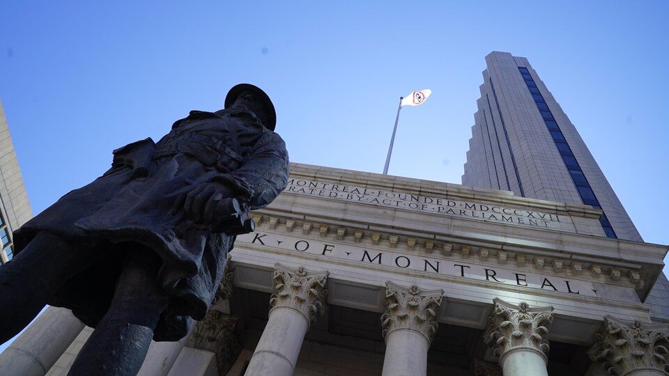 Le drapeau de la Fédération métisse du Manitoba flotte au sommet du bâtiment historique de la Banque de Montréal au coin de l’avenue Portage et de la rue Main, à Winnipeg.