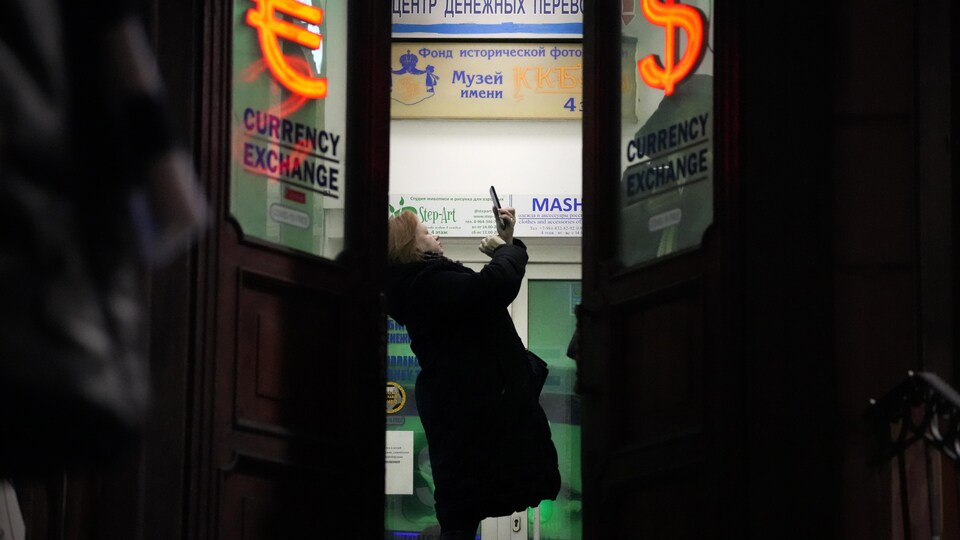 Un femme dans un bureau de change à Saint-Pétersbourg.