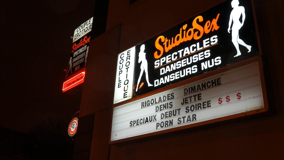 L'enseigne du bar de danseuses et de danseurs nus Studio Sex de Sherbrooke