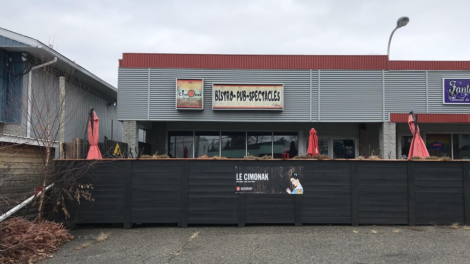 La neige n'a pas encore recouvert la terrasse du resto-bar.