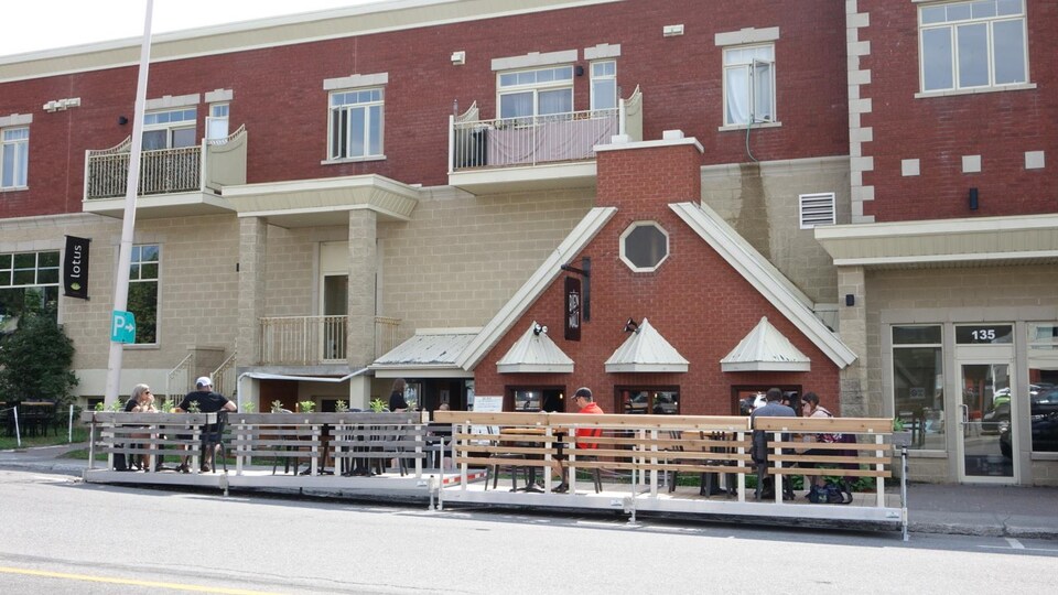 Des clients sont assis à deux mètres de distance sur la terrasse de la microbrasserie Le Bien, le Malt au centre-ville de Rimouski.