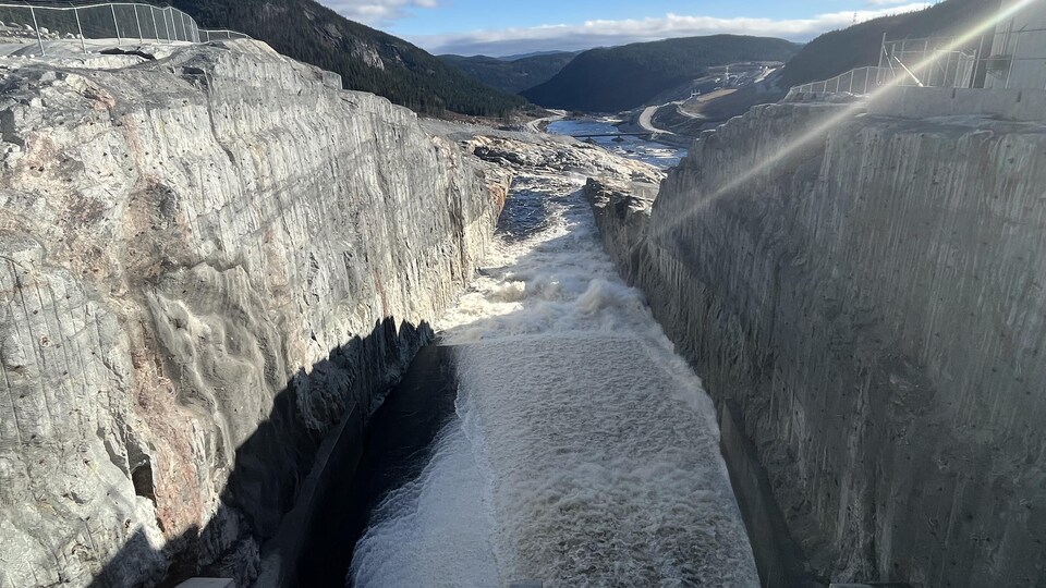 De l'eau coule du barrage de la Romaine-4.