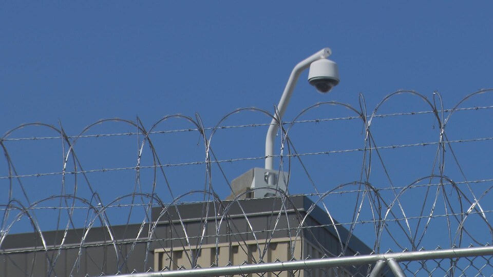 Prison de New Carlisle, fils barbelés