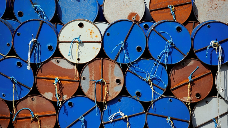 Des barils de pétrole.