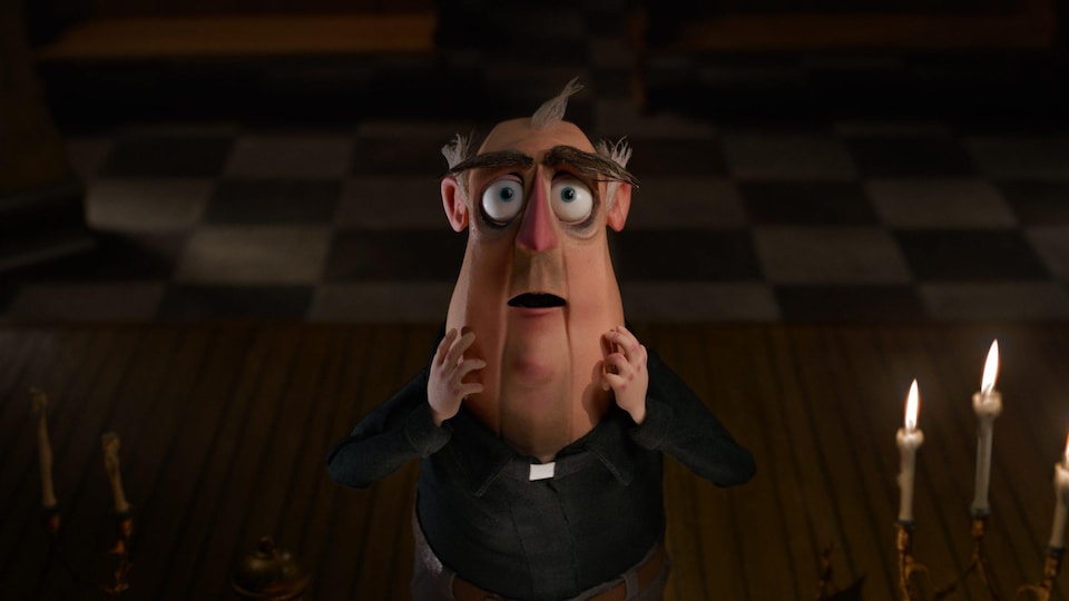 Le personnage regarde vers le haut dans une église.