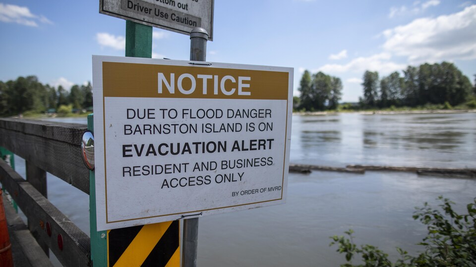 Un affiche indique que l'île de Barnston n'est pas accessible aux non-résidents en raison d'un avis d'évacuation.