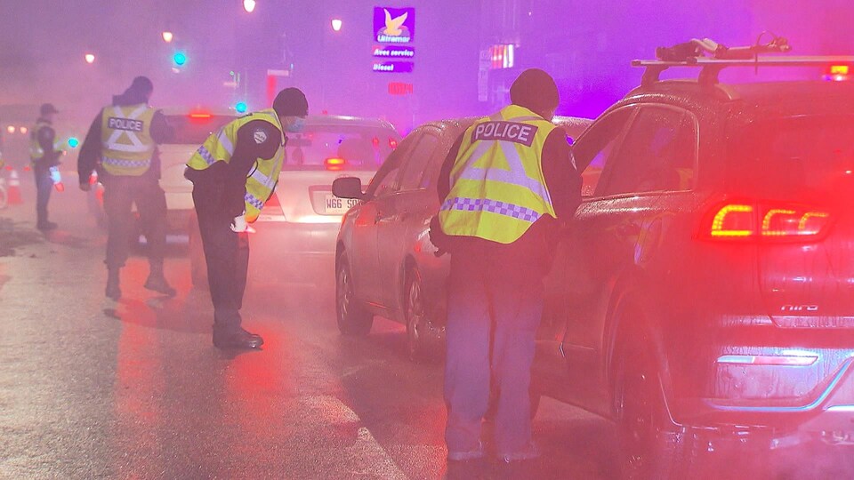 Des policiers procèdent à des contrôles routiers.