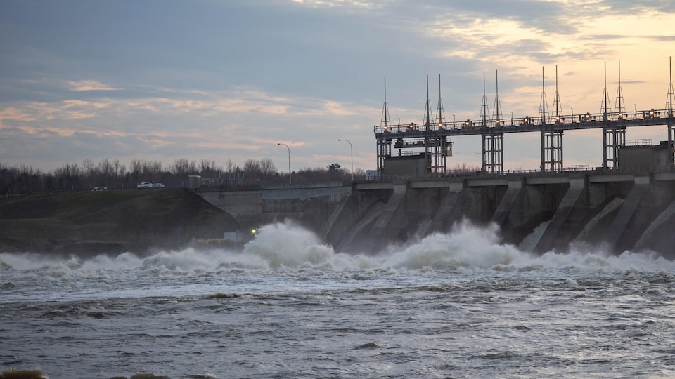 Un barrage hydro-électrique au Québec. 