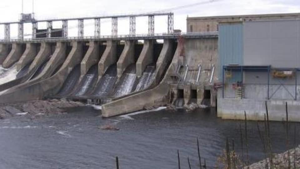 Certaines vannes laissent couler l'eau au barrage Mercier.