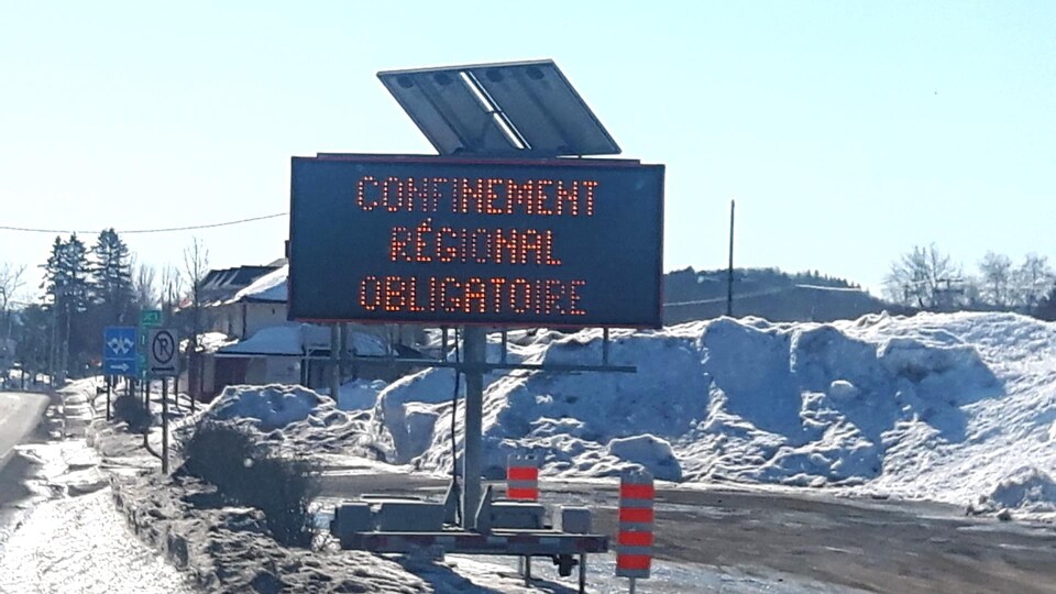 Panneau lumineux indiquant Confinement régional obligatoire.