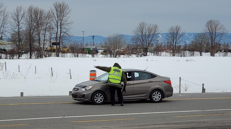 Un agent de la paix contrôle une automobile à La Pocatière, à la sortie 439 de l'autoroute 20.