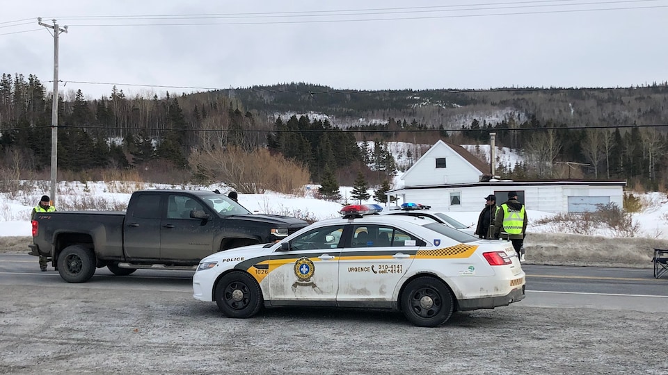 Un barrage de la SQ sur une route en Gaspésie.