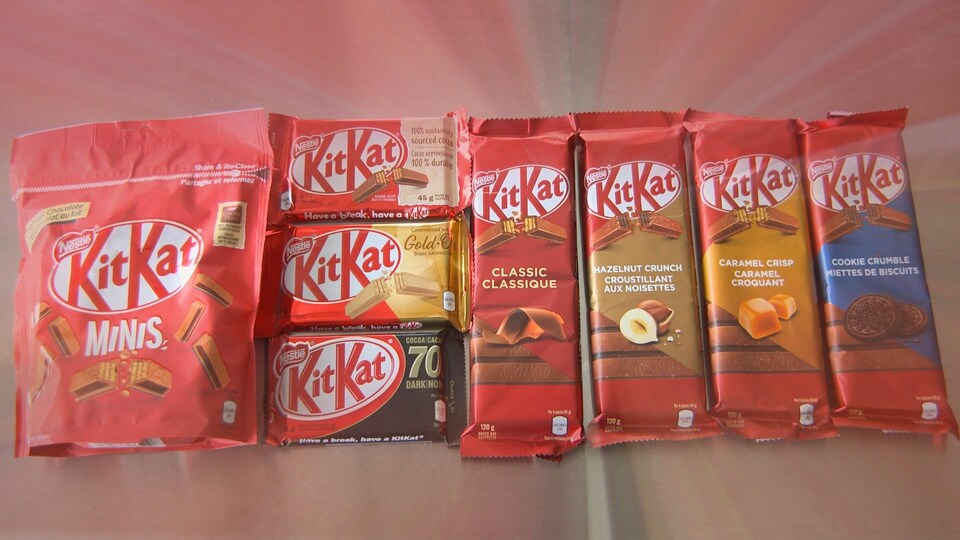 Des barres de chocolat de marque Kit Kat de différentes saveurs et différents formats