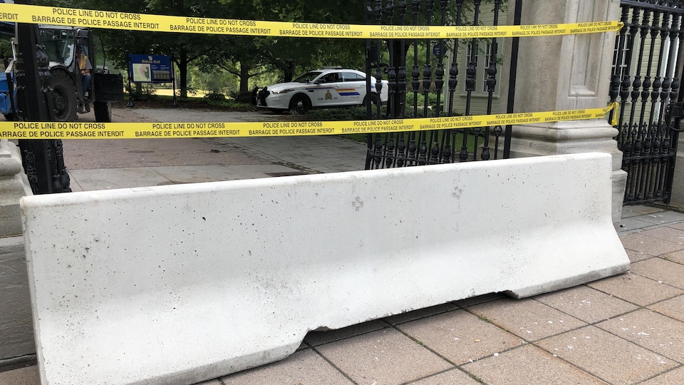 Le bloc de béton bloque l'une des grilles menant à Rideau Hall.
