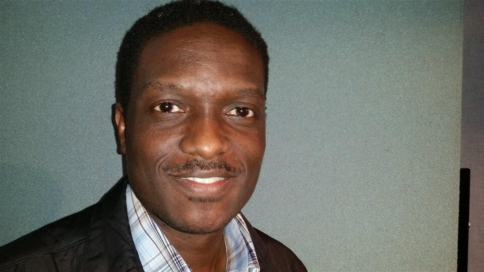 Un homme souriant