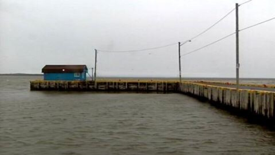 Le quai de Bas-Caraquet désert à l'automne
