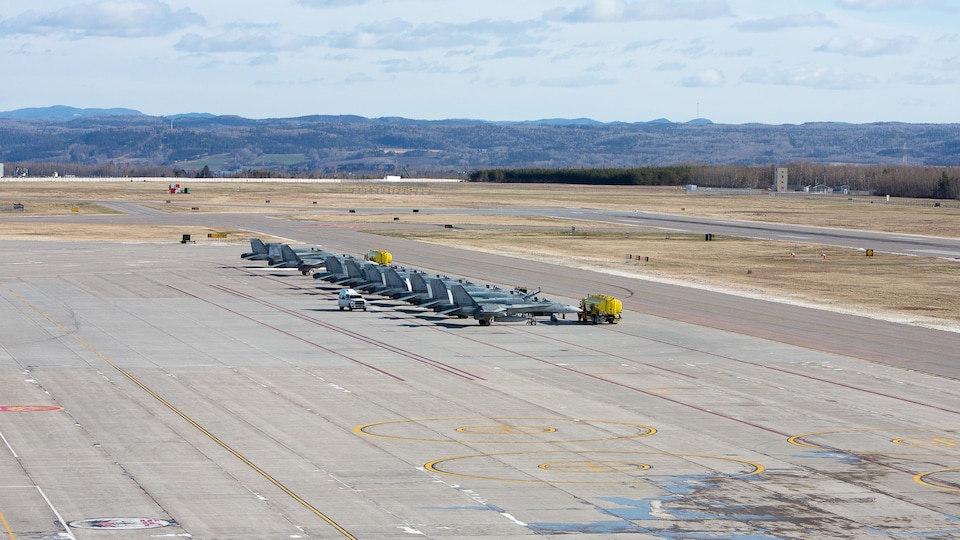 Des CF-18 stationnés sur le tarmac de la base militaire.