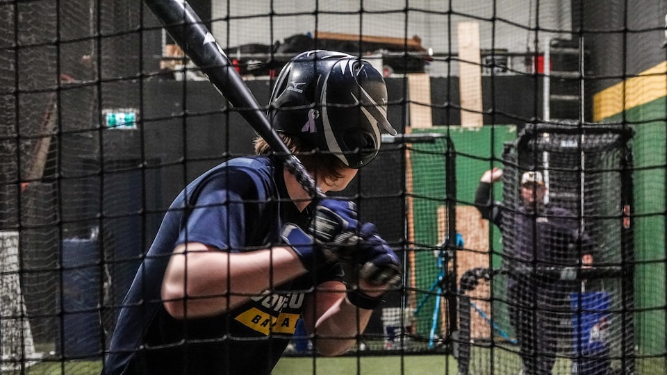 Un joueur de baseball se prépare à frapper une balle.
