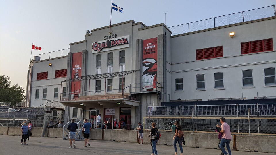 Des gens entrent dans le stade Quillorama.