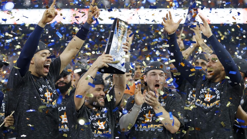 Deux joueurs soulèvent un trophée sous des confettis