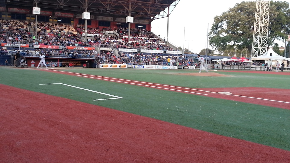 Match des Capitales de Québec contre les Aigles de Trois-Rivières au stade Canac.