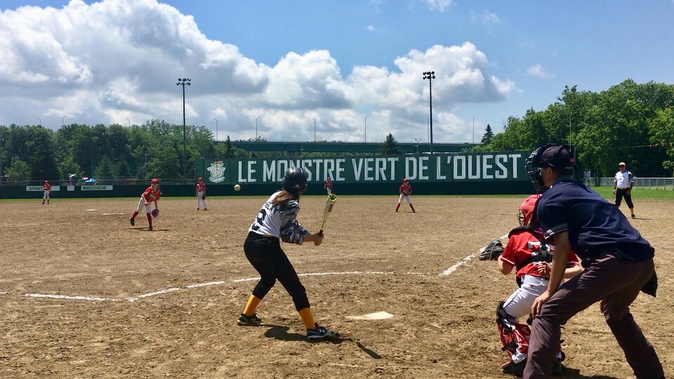 Une joueuse s'apprête à frapper une balle