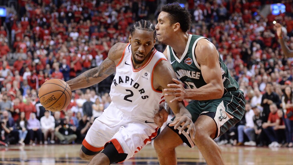 Les joueurs de basketball Kawhi Leonard et Malcolm Brogdon.
