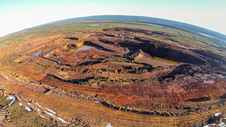 Vista aérea de una cuenca minera en la naturaleza.