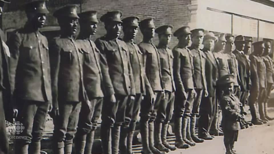 Photo des soldats alignés et en uniformes.