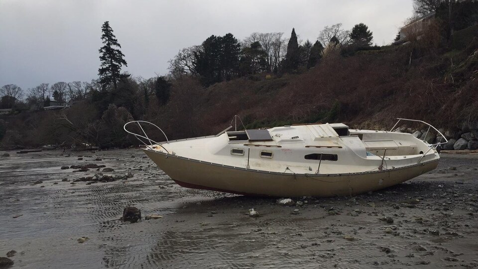 Un voilier abandonné sur une plage