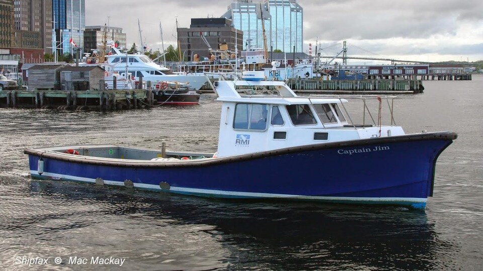Photographie d'archives du bateau qui navigue dans le havre d'Halifax