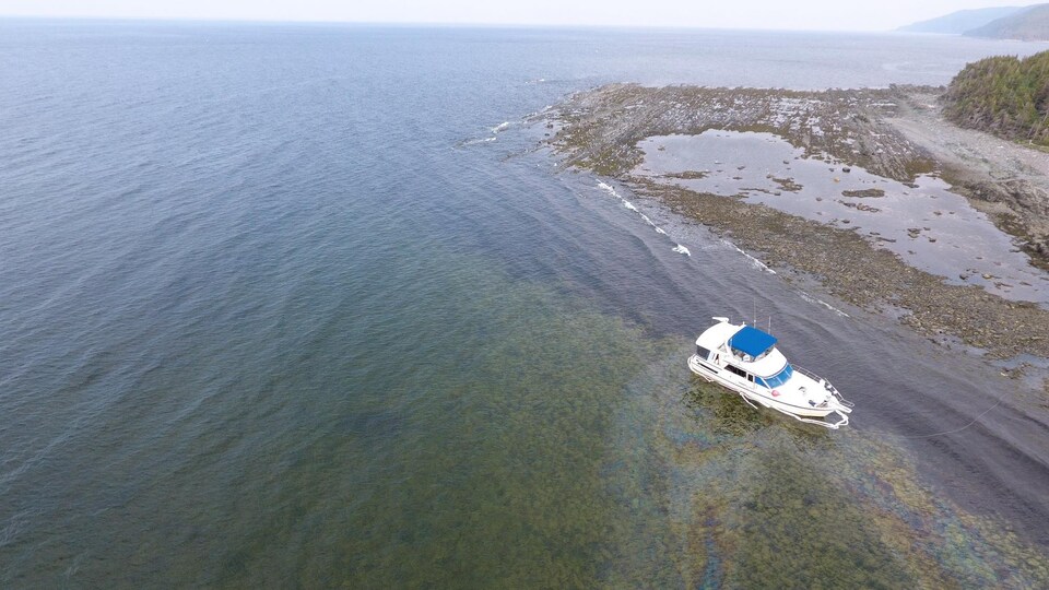 Le bateau laisse échapper une trace de carburant.
