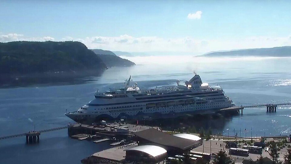 Un bateau de croisière allemand au quai d'escale de La Baie