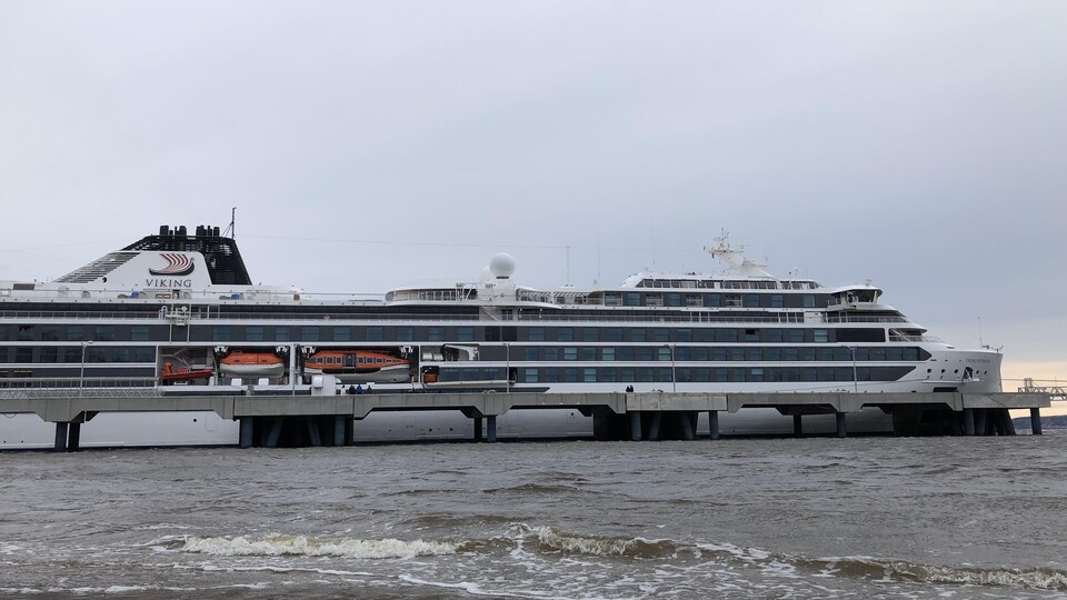 Un premier géant des mers au quai des croisières à La Baie.