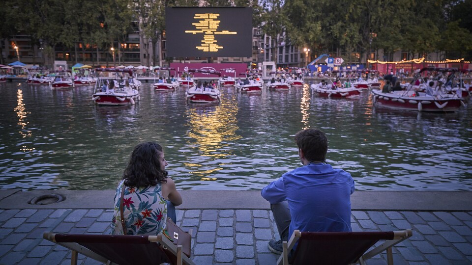 Zabudni na Drive-In, v Paríži vyrástlo plávajúce filmové divadlo na lodiach