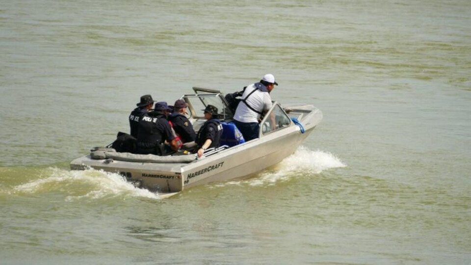 Un bateau transportant des membres de l'équipe de récupération sous-marine de la GRC.