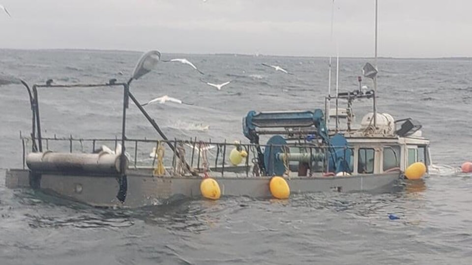 Un bateau coule dans la mer.