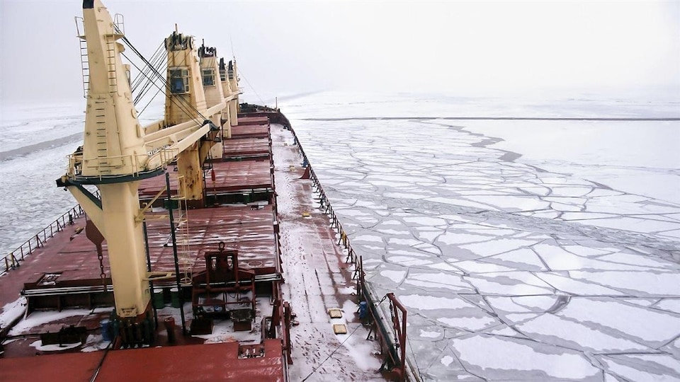 Un navire dans l'océan Arctique