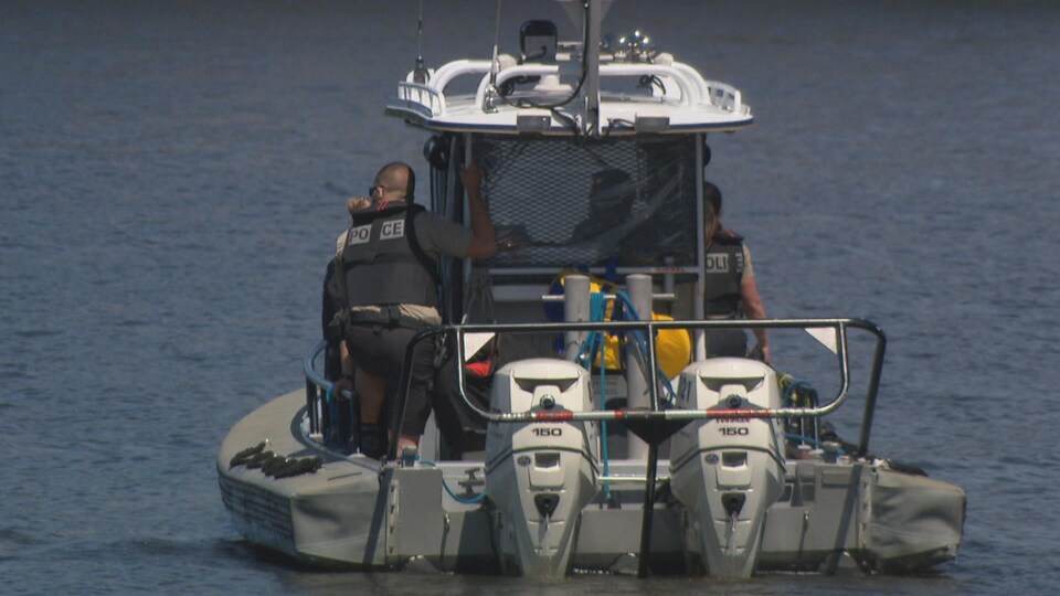 Le bateau patrouille du Service de police de la Ville de Gatineau avec quatre agents à bord.